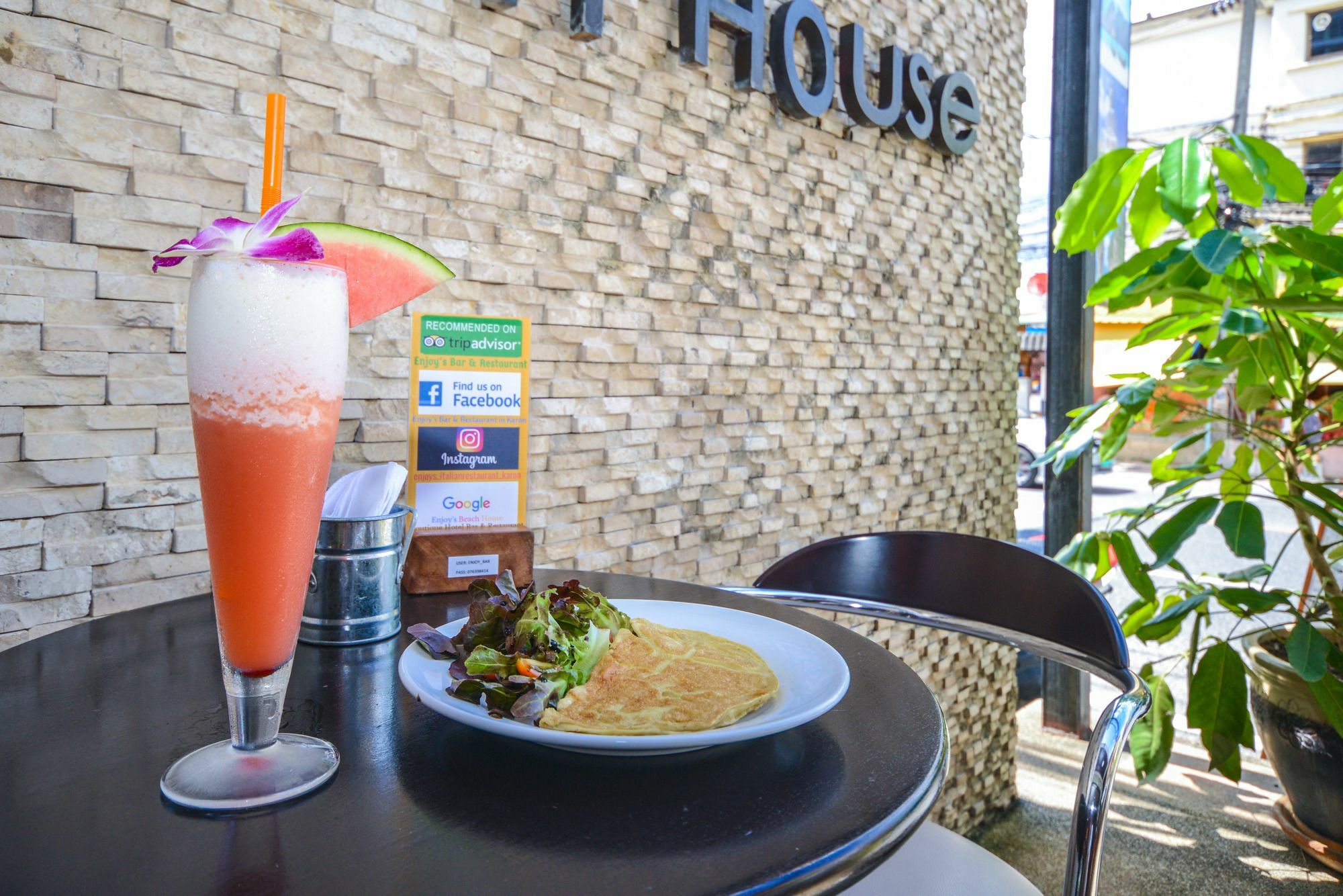 Enjoy'S Beach House & Cafe' Ban Karon Exterior photo